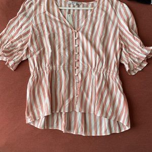 New with tags, Madewell top. It’s a vertical white and pink top w/ cute buttons